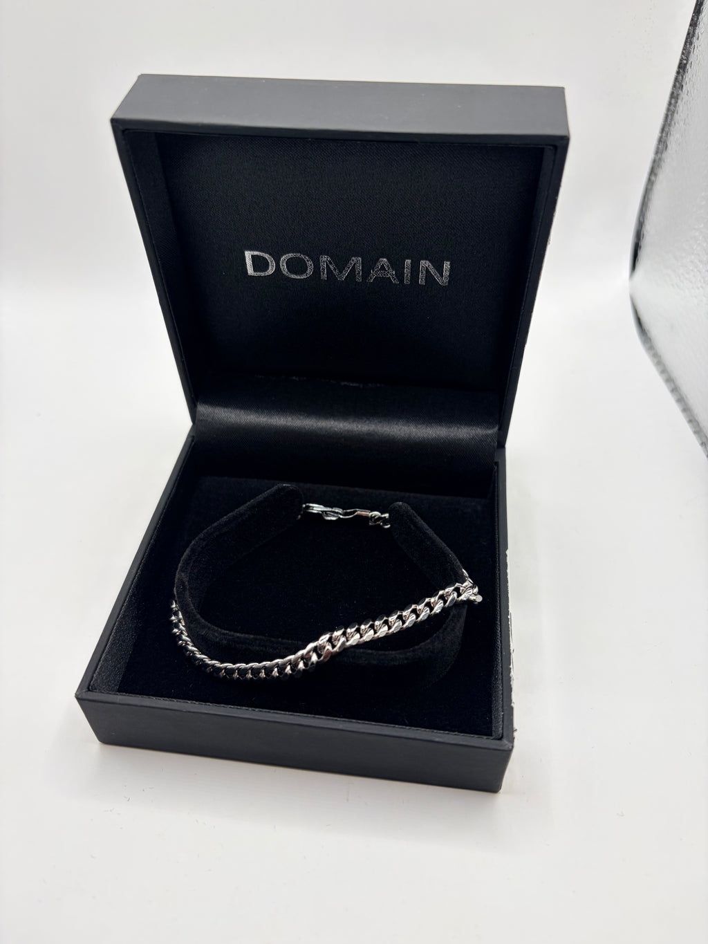 Domain curb chain bracelet silver-tone jewelry box