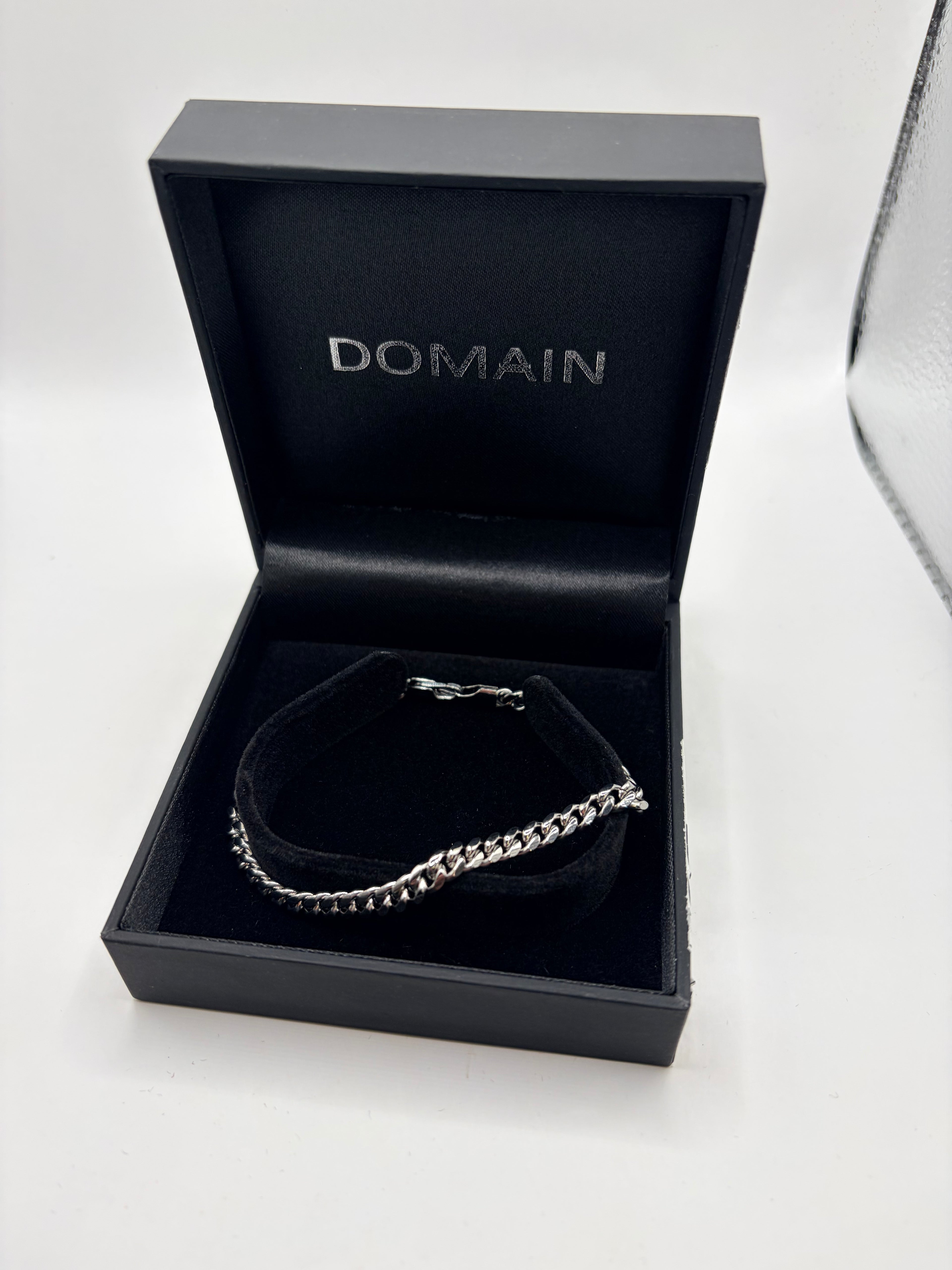 Domain curb chain bracelet silver-tone jewelry box