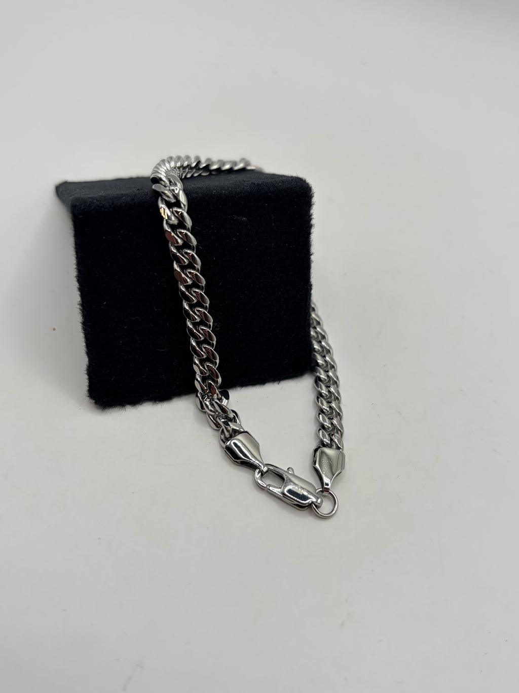 Domain curb chain bracelet silver-tone jewelry box