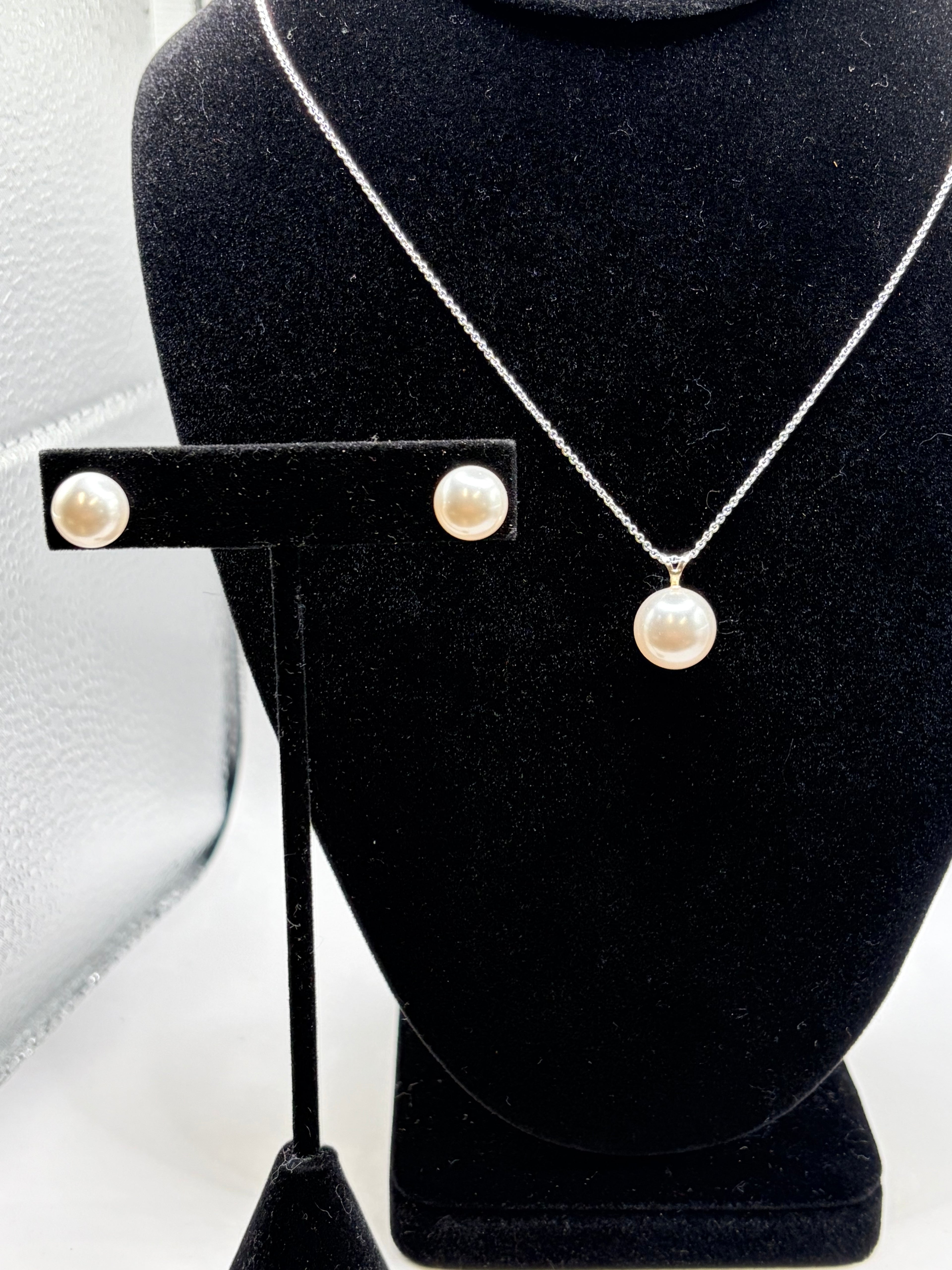 Unknown Pearl Necklace and Earring Set White Jewelry Box