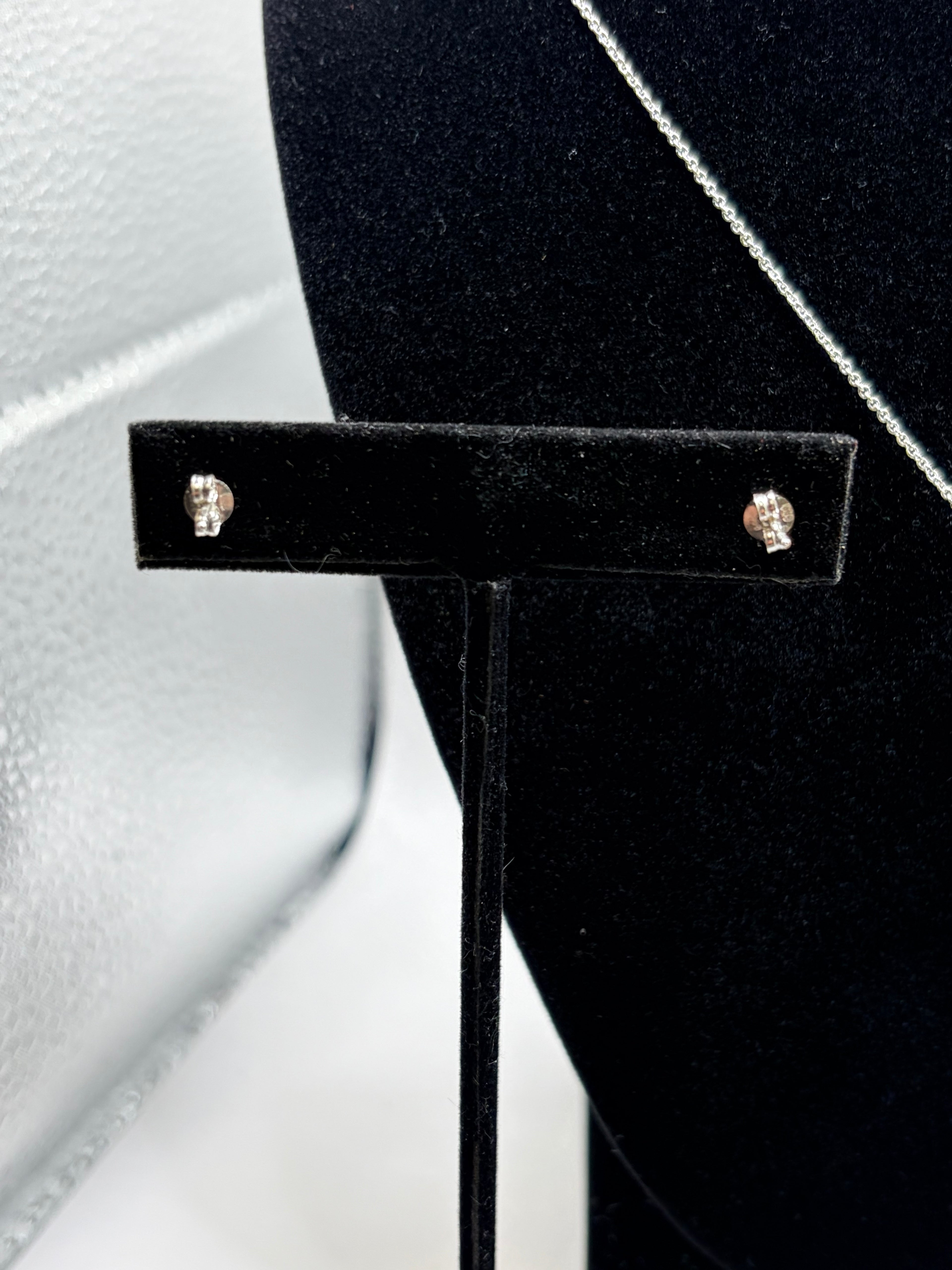 Unknown Pearl Necklace and Earring Set White Jewelry Box