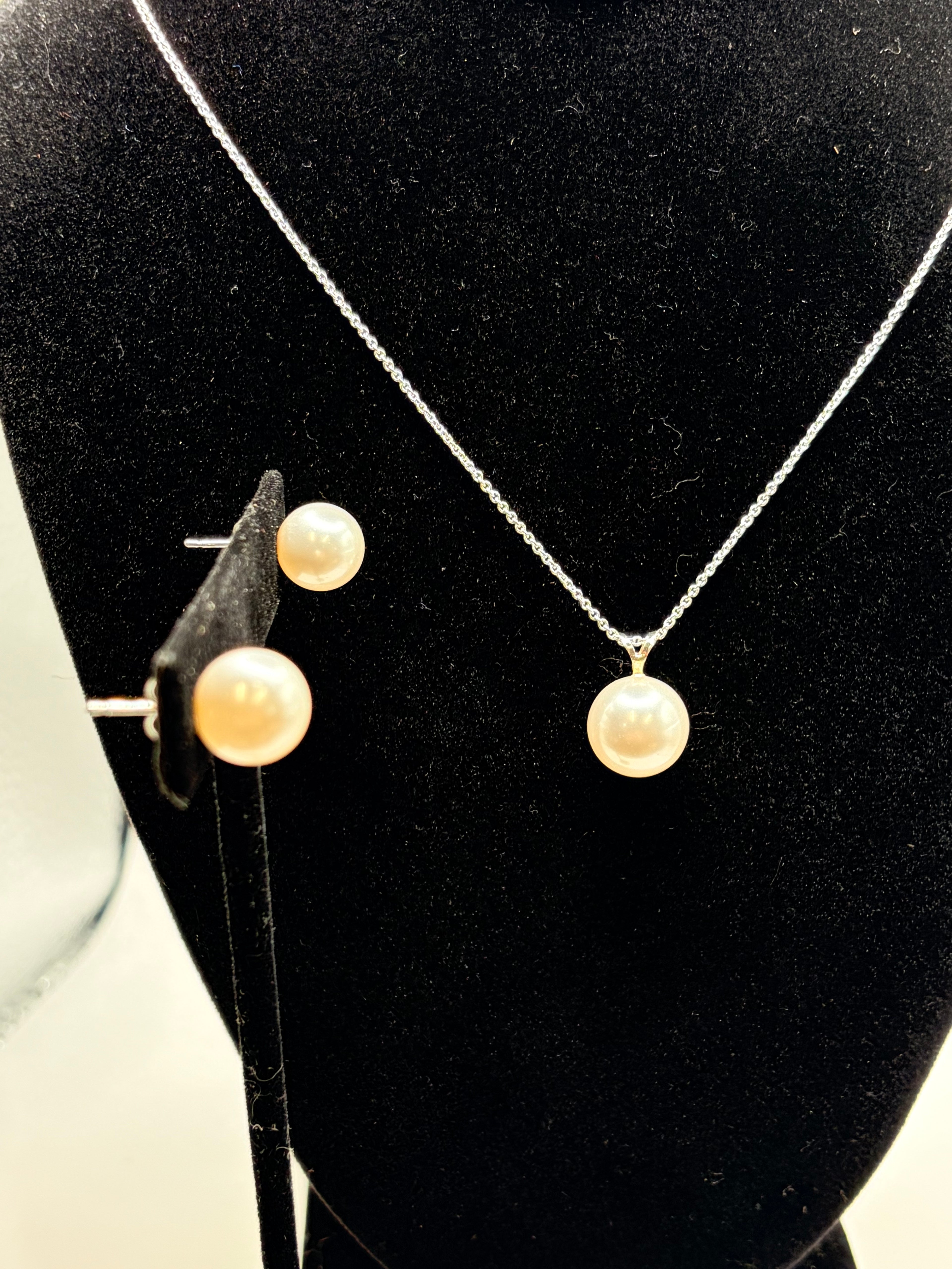 Unknown Pearl Necklace and Earring Set White Jewelry Box