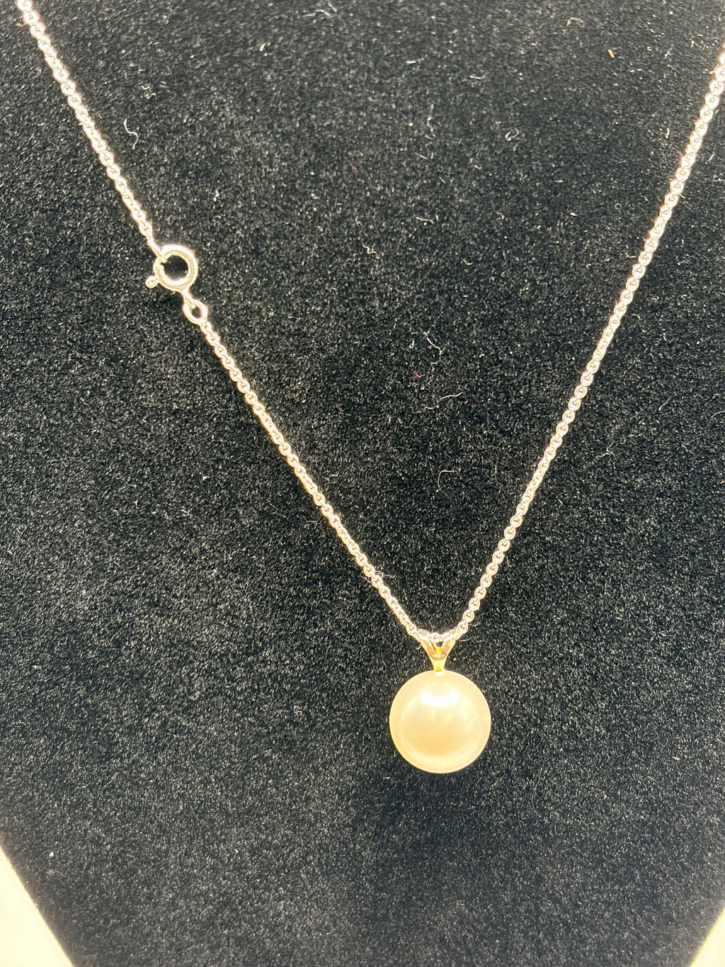 Unknown Pearl Necklace and Earring Set White Jewelry Box