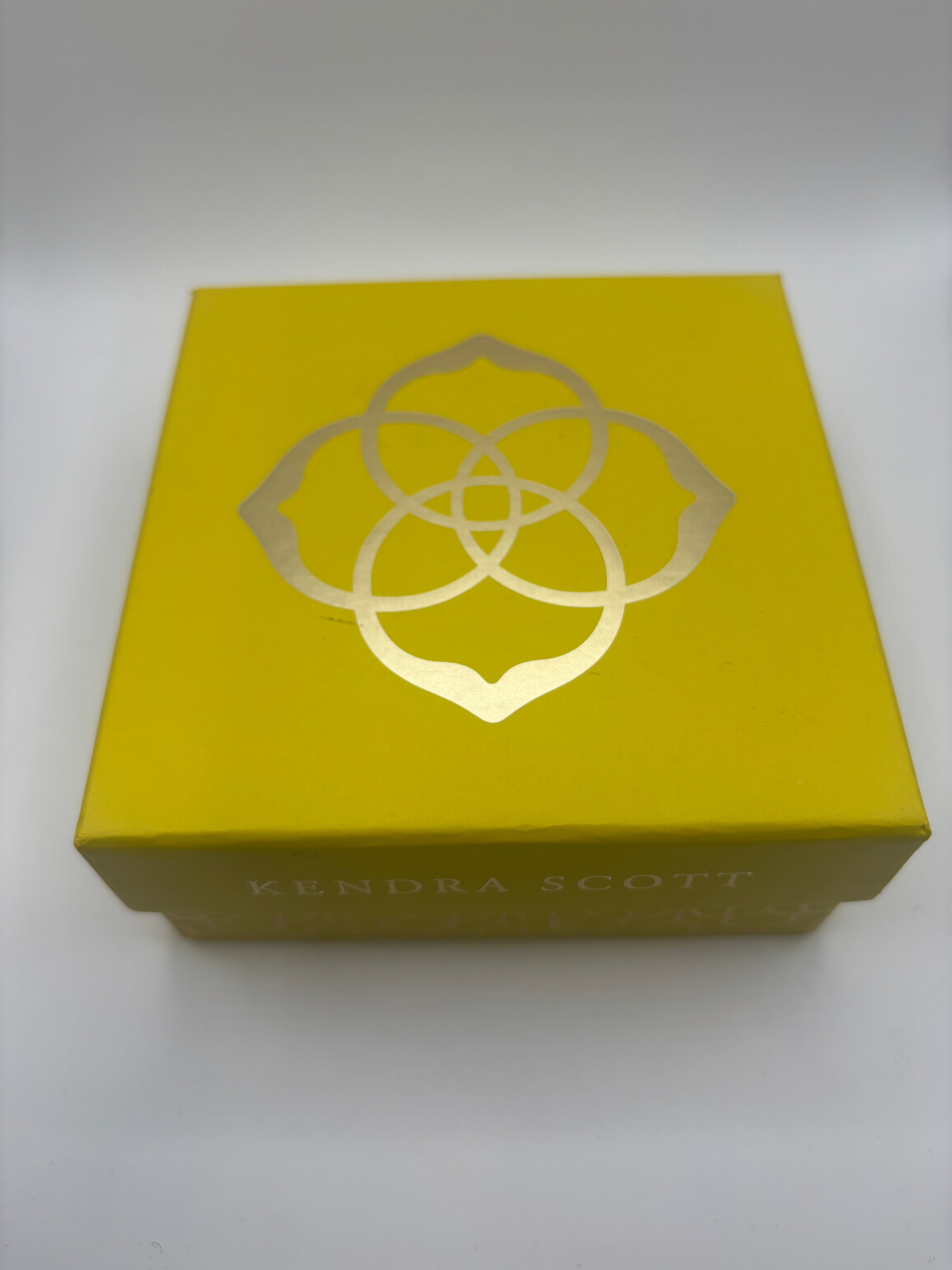 Kendra Scott Macy's Flower Show Madison Daisy Earrings - New in Box
