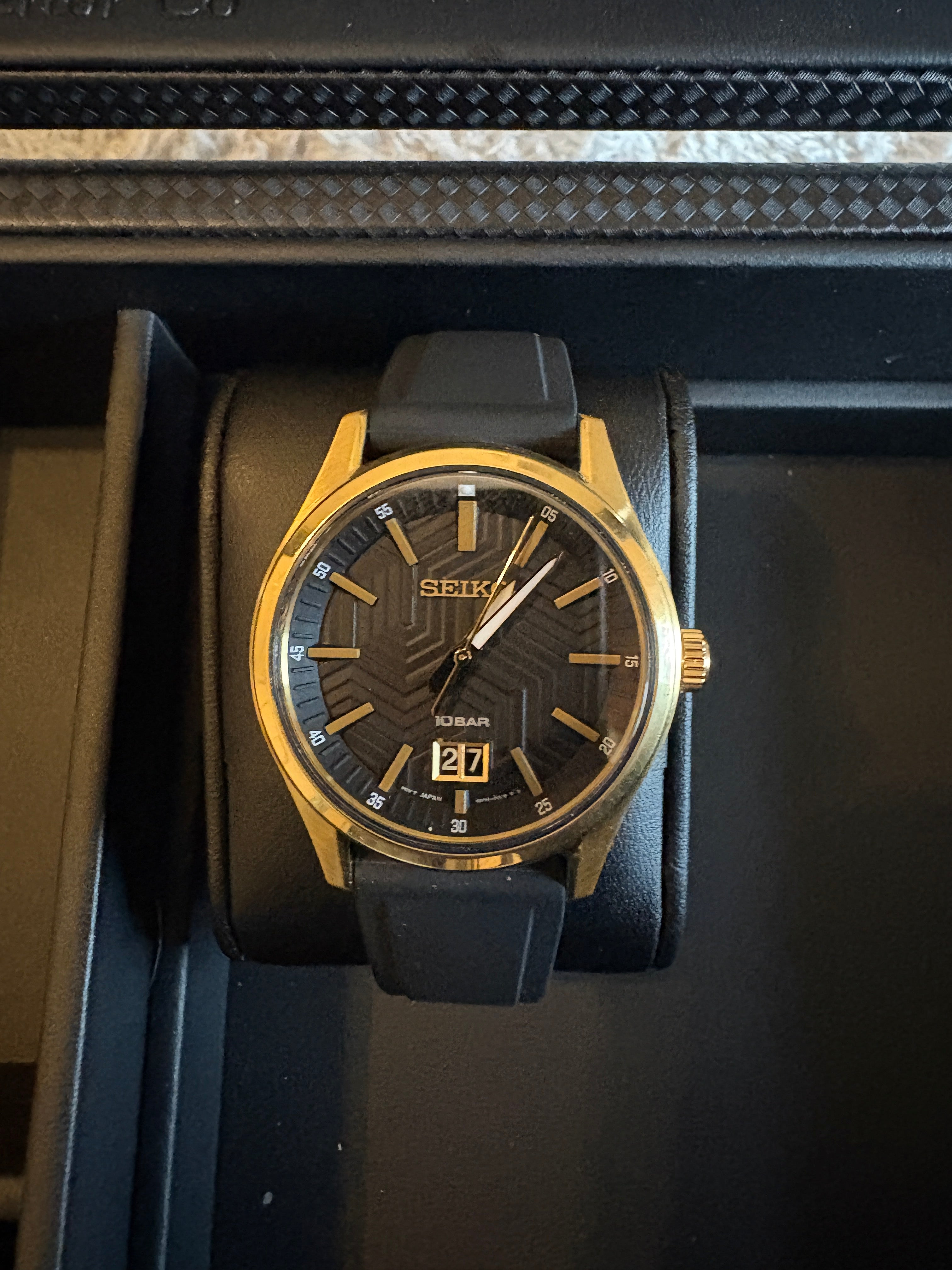 Seiko Essentials SUR560 Mens Black Dial Gold Tone Quartz Watch Sapphire 39.5mm