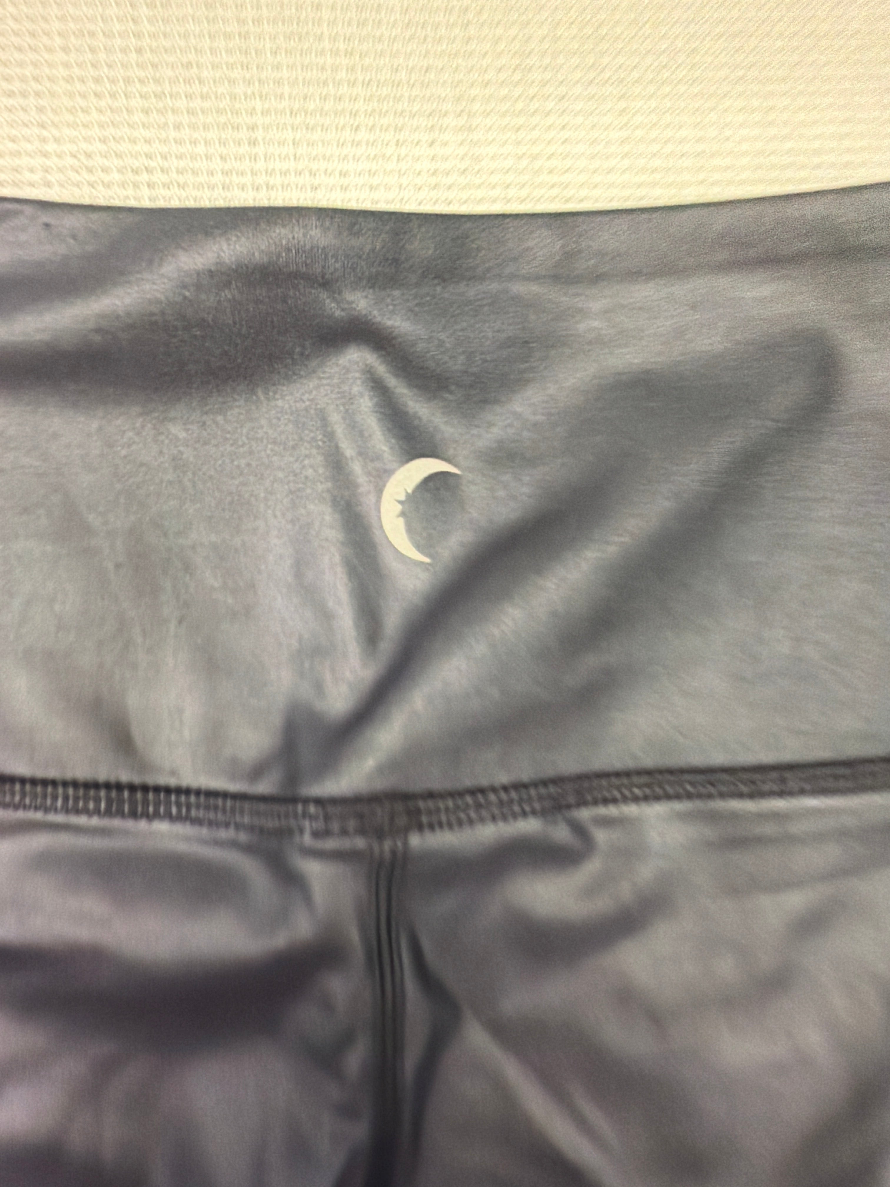 ZYIA Active Black Reflective Metallic Light n Tight Hi-Rise Leggings. Size 8-10