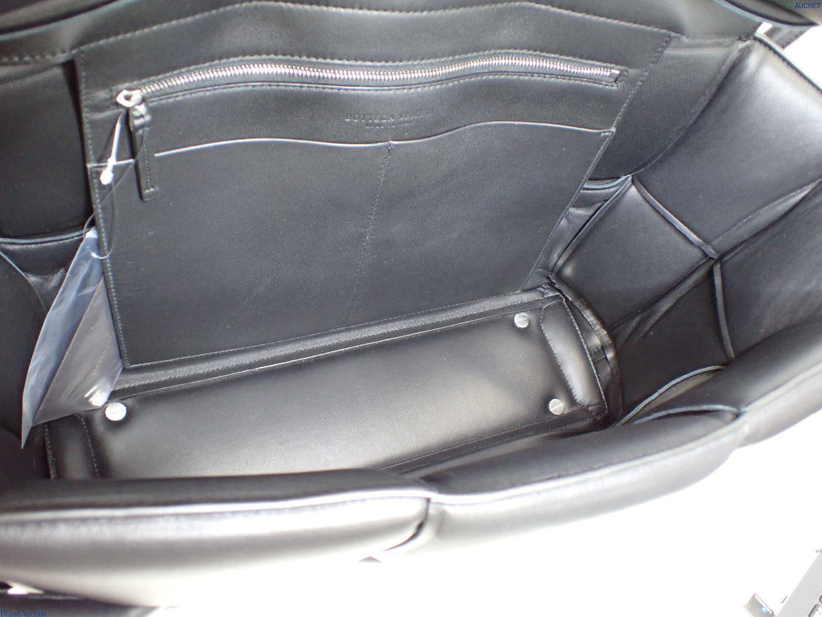 7610 - Bottega Veneta Maxi Intrecciato Padded Large Arco Tote Bag Black - Image 8