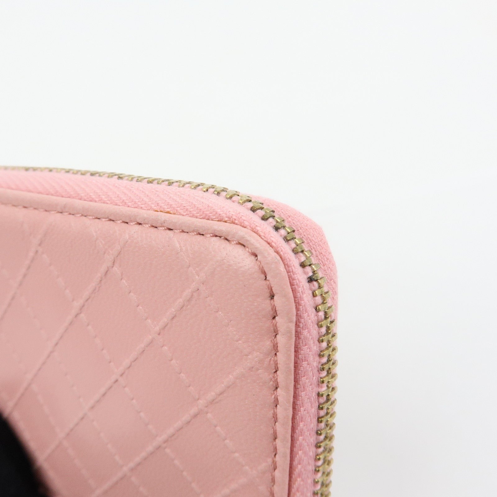 CURATED by Kira pink quilted leather zip-around card holder with gold-tone zipper and floral charm.