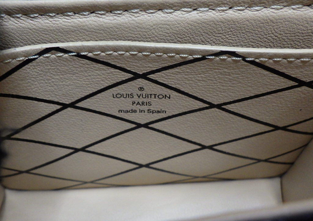 7669 - Louis Vuitton Grace Coddington Catogram Essential Trunk Bag Charm - Image 5