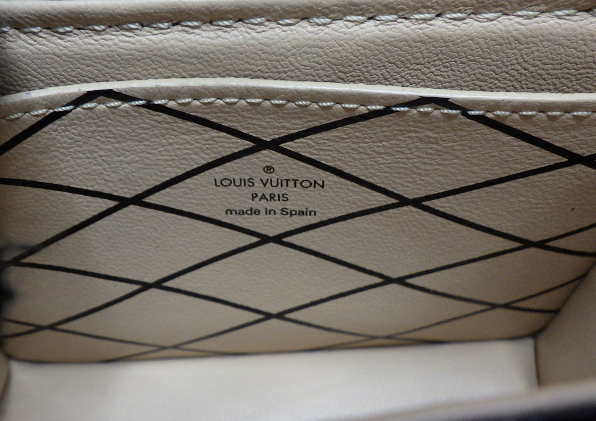 7669 - Louis Vuitton Grace Coddington Catogram Essential Trunk Bag Charm - Image 5